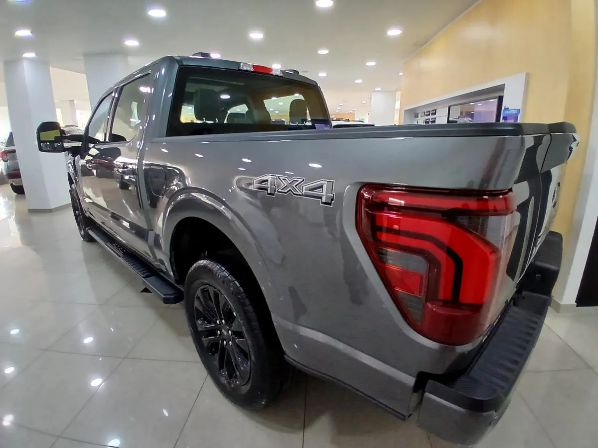 Ford F-150 2025 Gris Medellín
