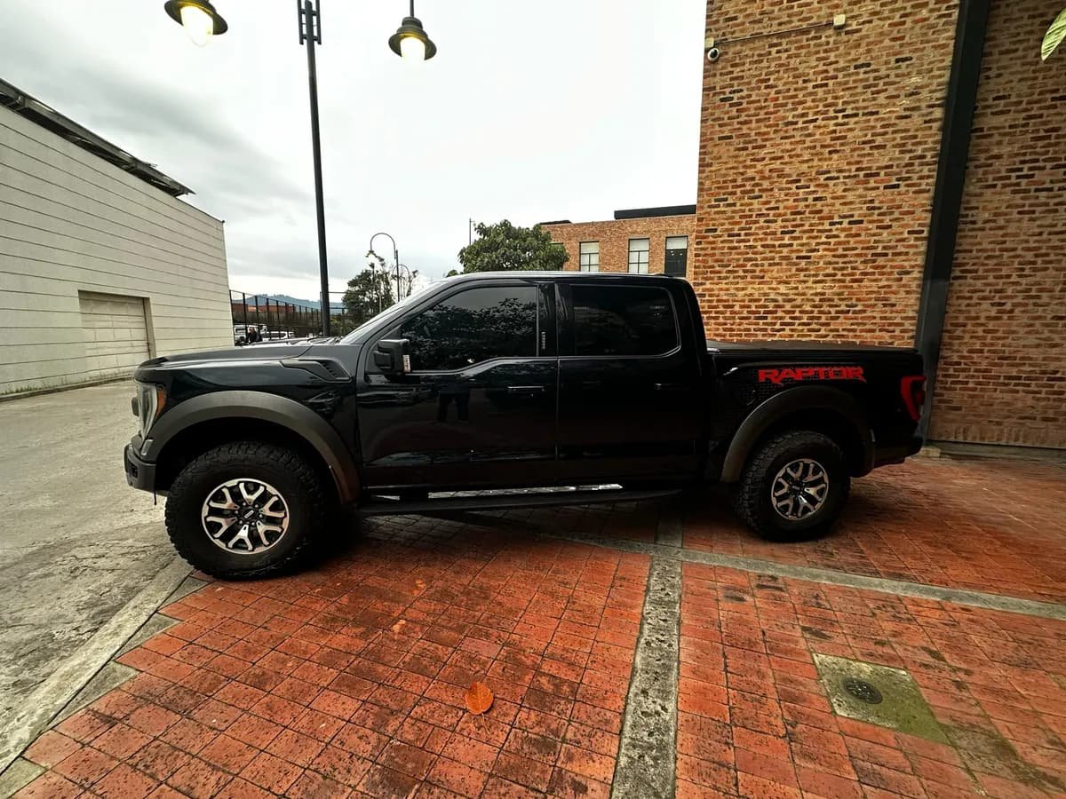 Ford F-150 Raptor 2022 Negra