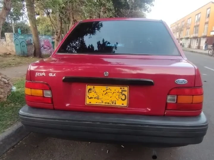 Ford Festiva 1.3 Casual 5p rojo3