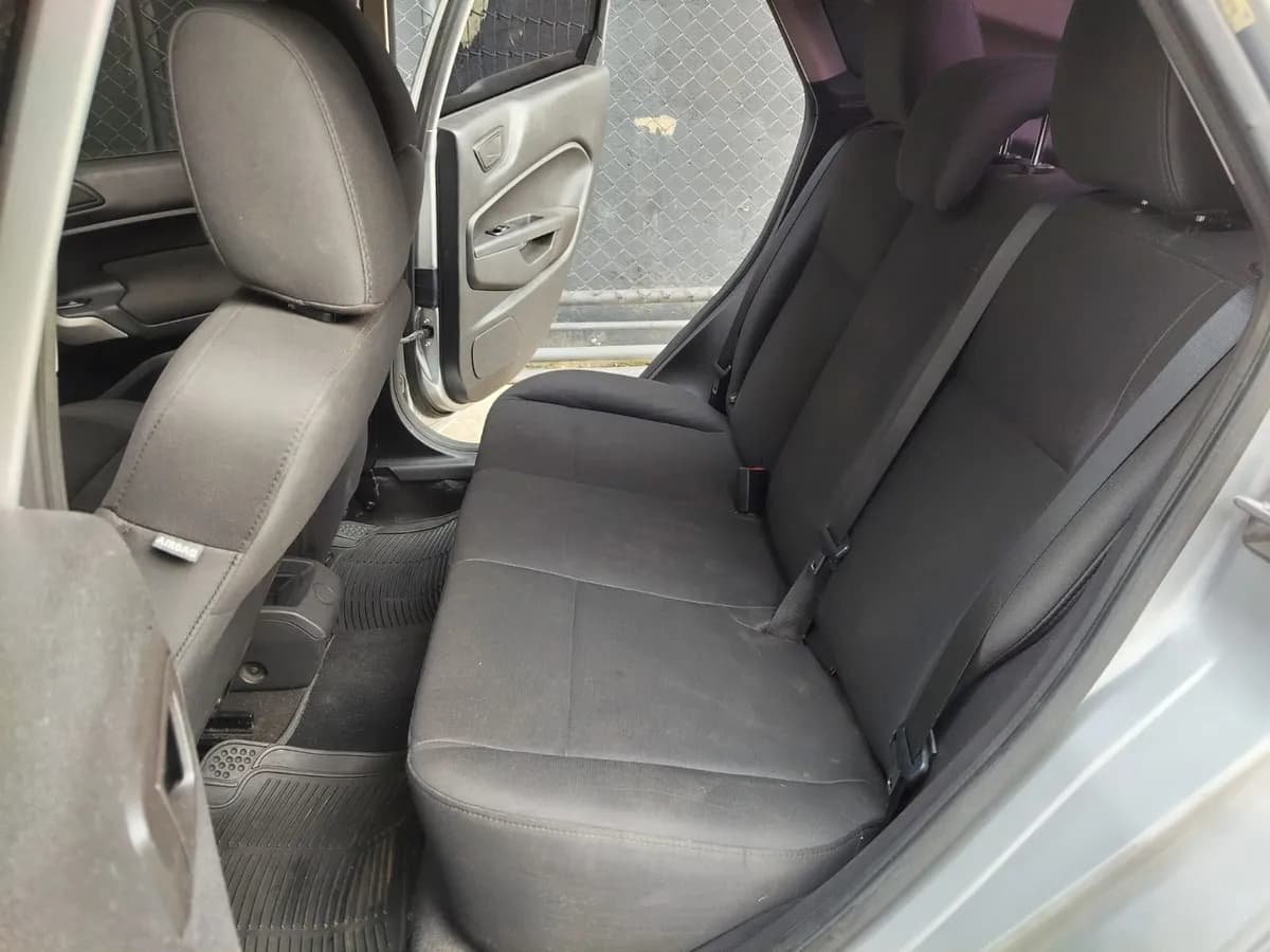 Ford Fiesta SE modelo 2011 Plateado