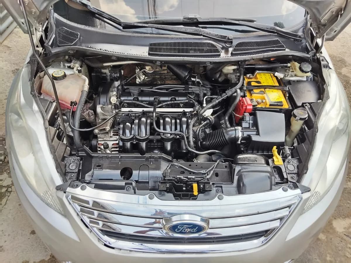 Ford Fiesta SE modelo 2011 Plateado