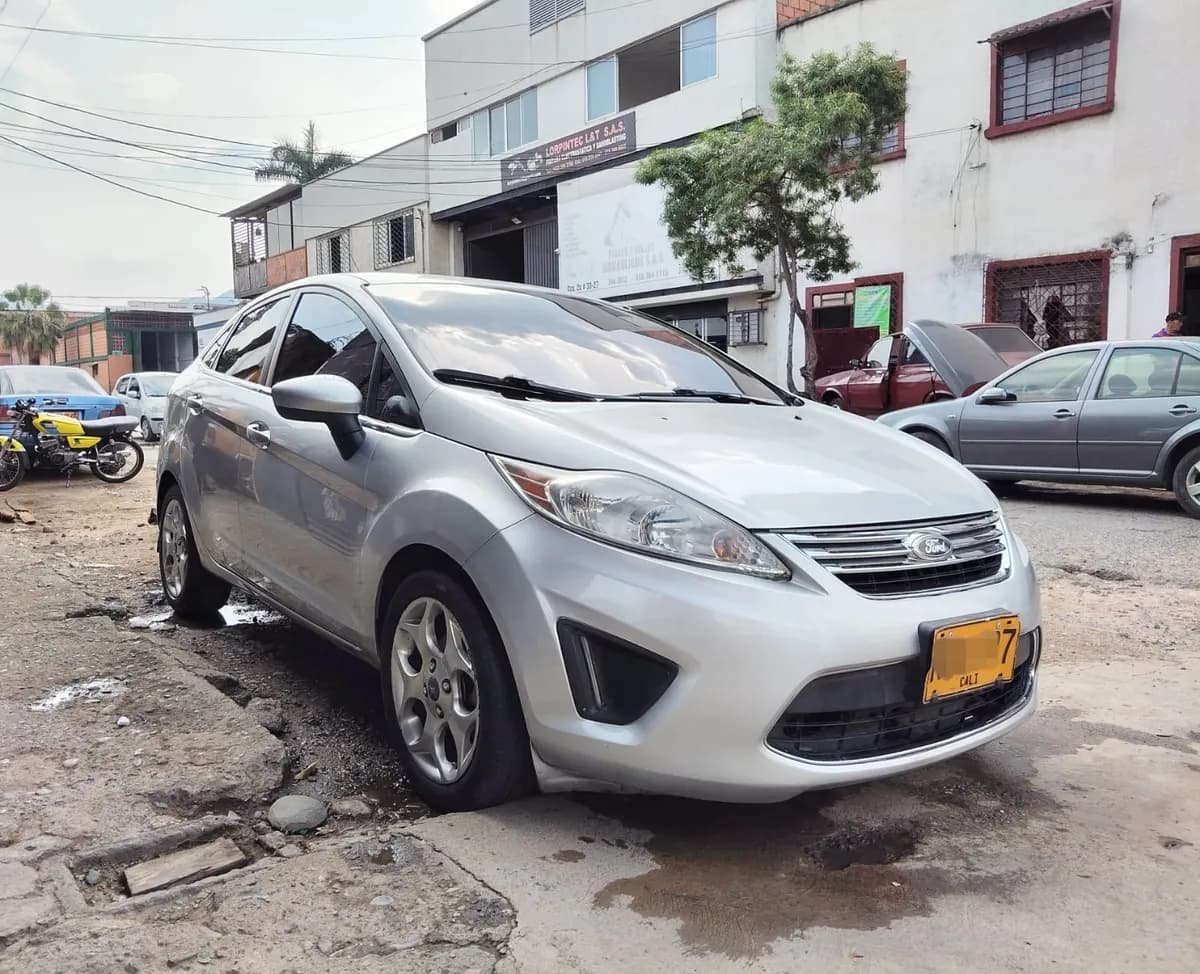 Ford Fiesta SE modelo 2011 Plateado