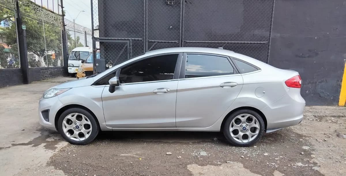 Ford Fiesta SE modelo 2011 Plateado