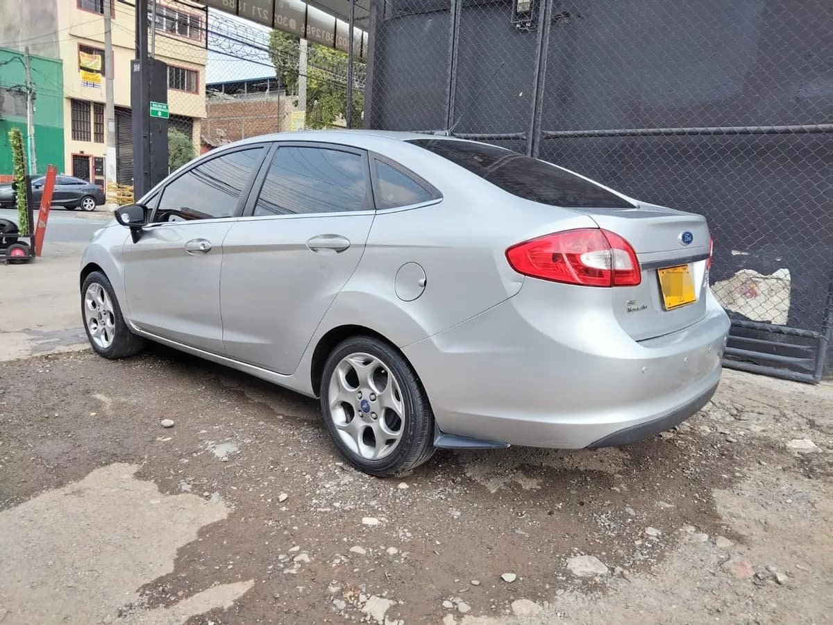 Ford Fiesta SE modelo 2011 Plateado