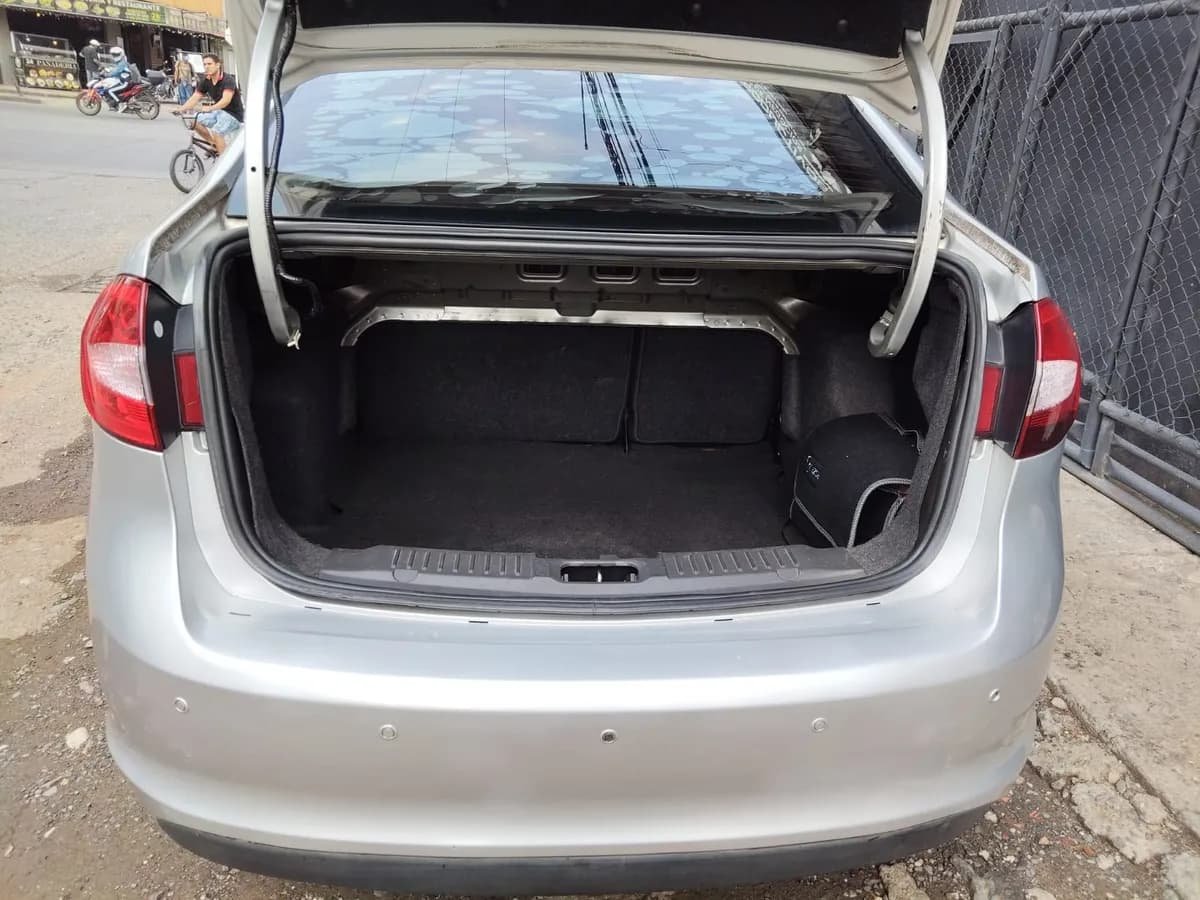Ford Fiesta SE modelo 2011 Plateado
