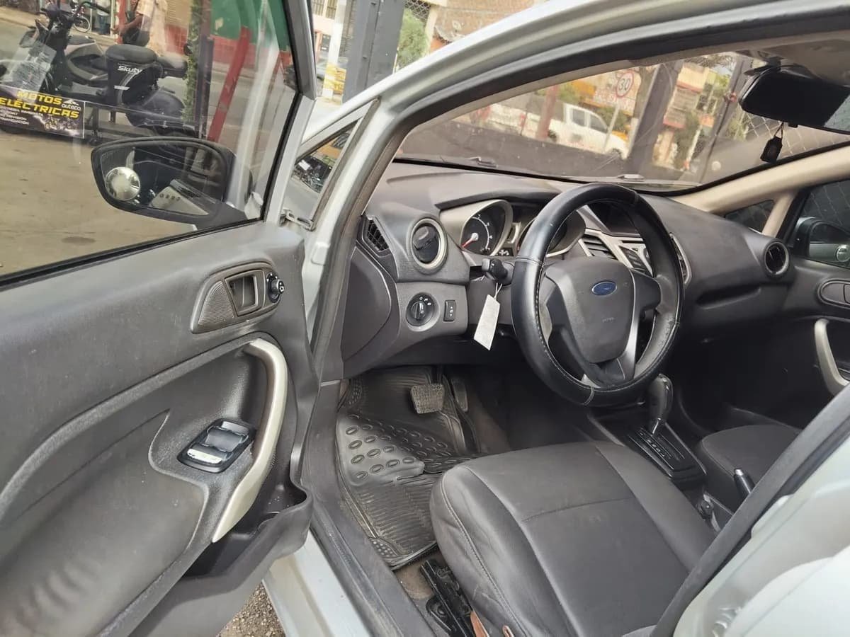 Ford Fiesta SE modelo 2011 Plateado