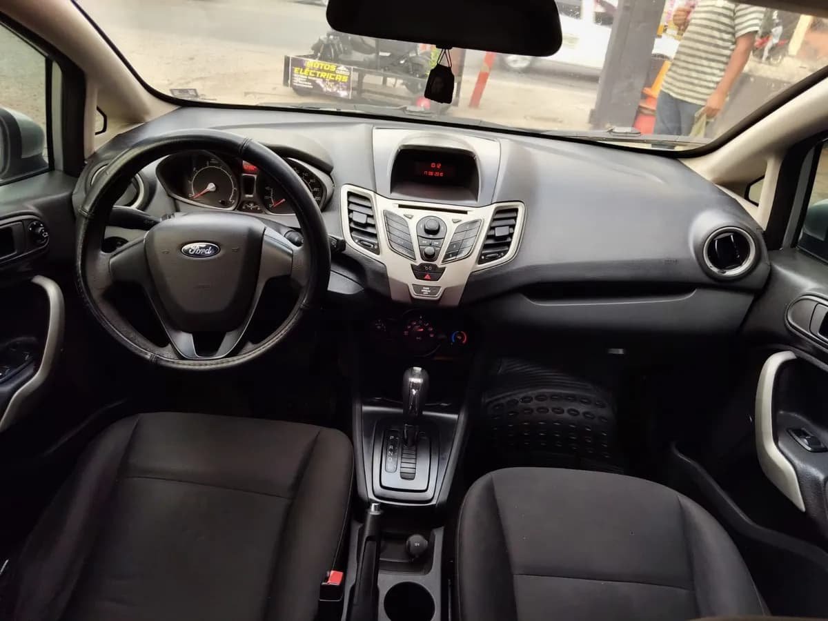 Ford Fiesta SE modelo 2011 Plateado