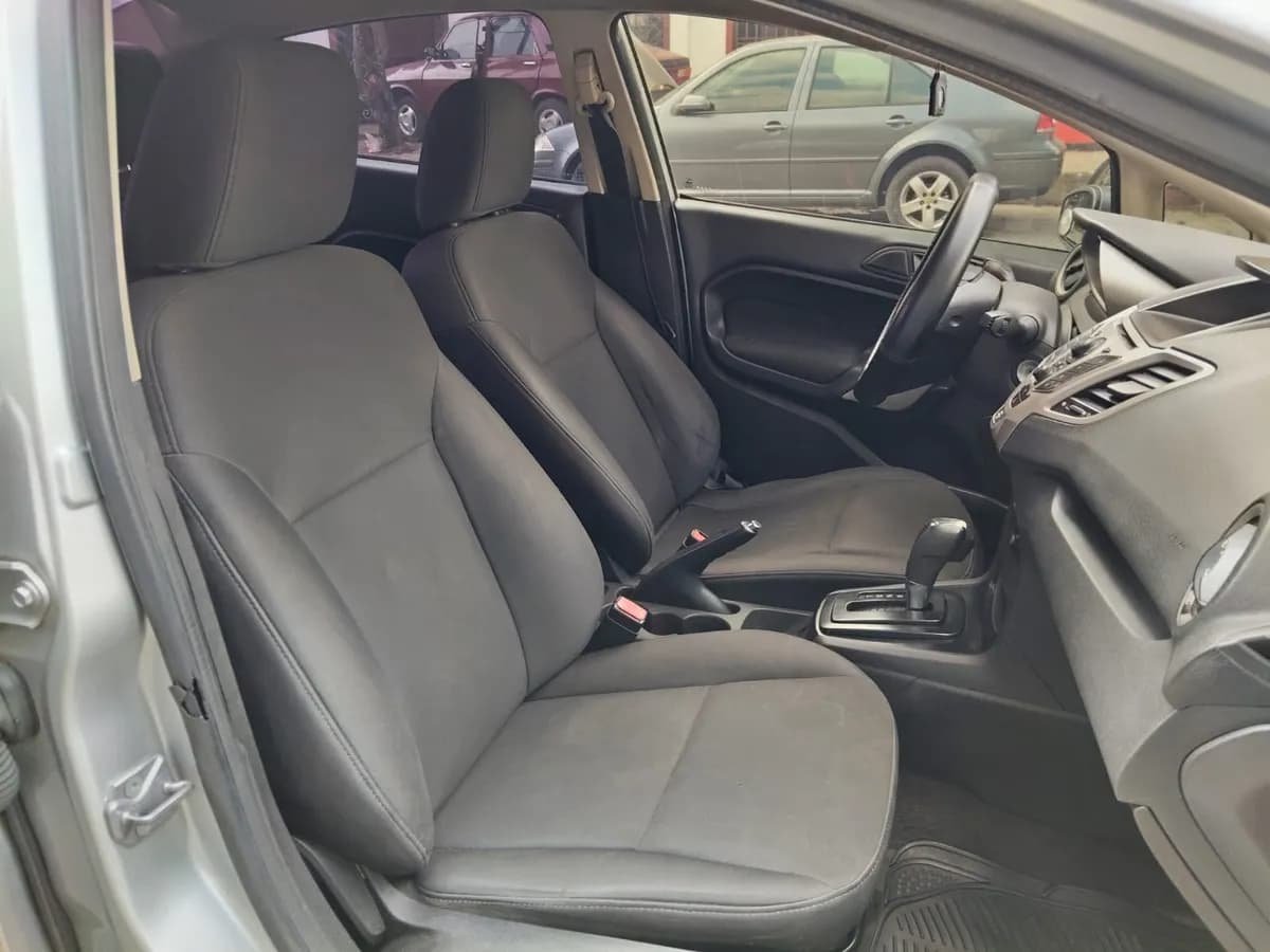 Ford Fiesta SE modelo 2011 Plateado