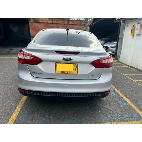 Ford Focus 2013 Plateado Medellín