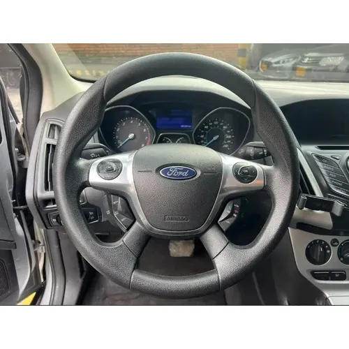 Ford Focus 2013 Plateado Medellín