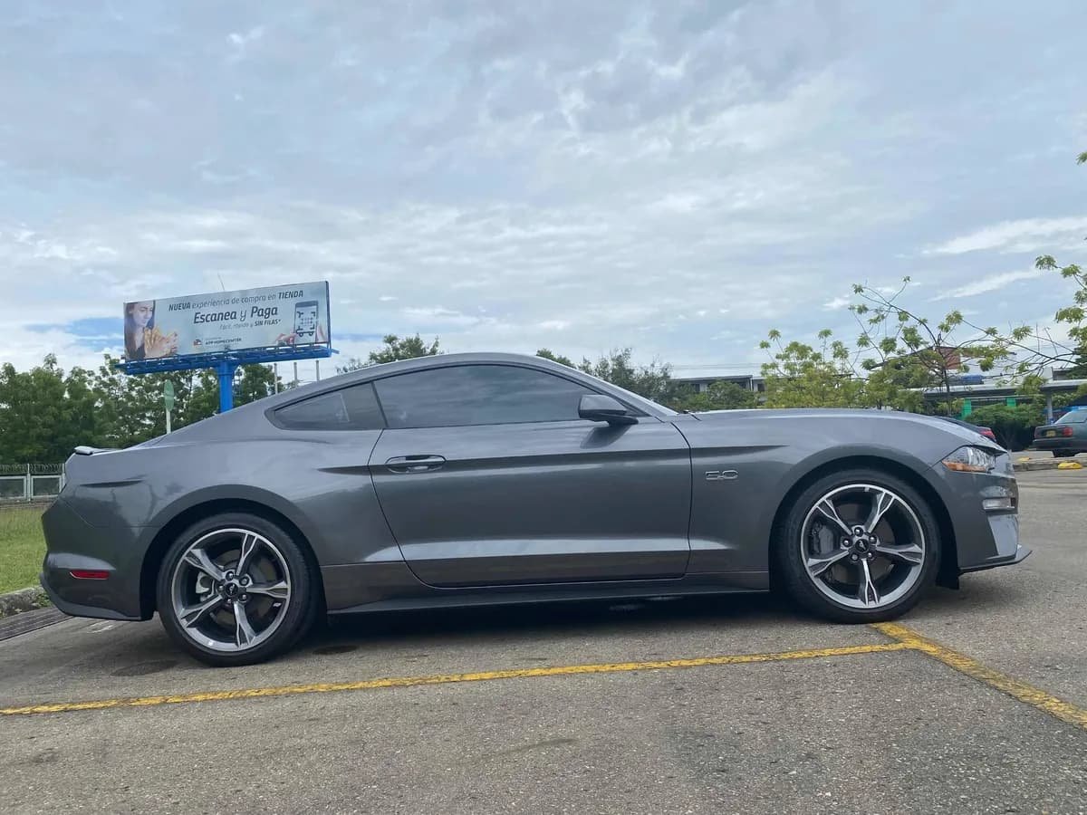 Ford Mustang Gt Premium Fastback Gris