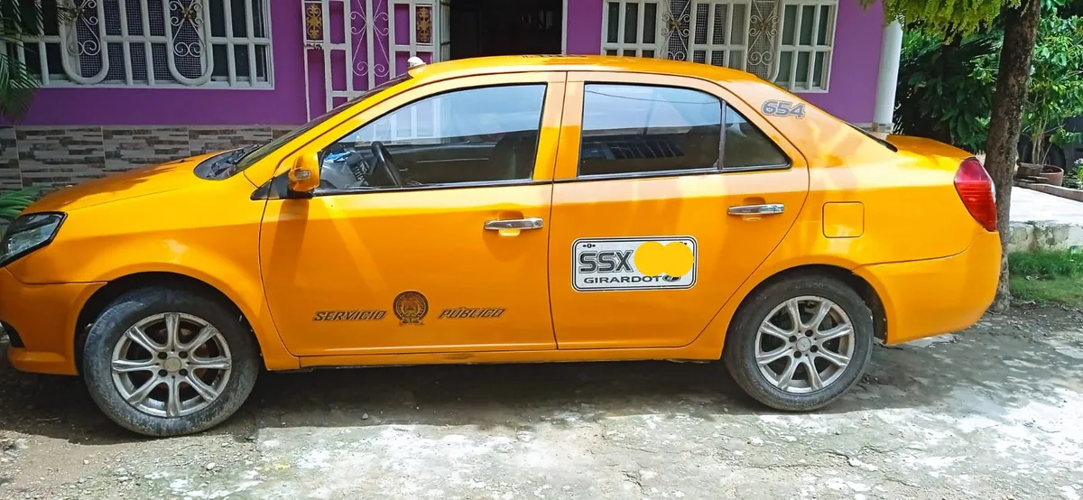Geely MK 2014 Amarillo Girardot