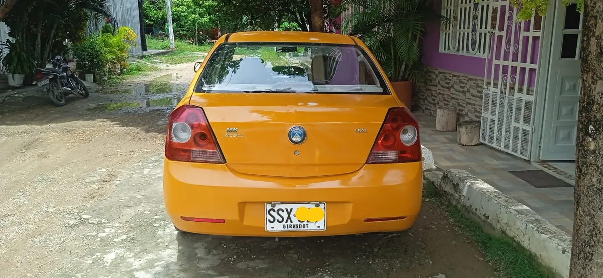 Geely MK 2014 Amarillo Girardot