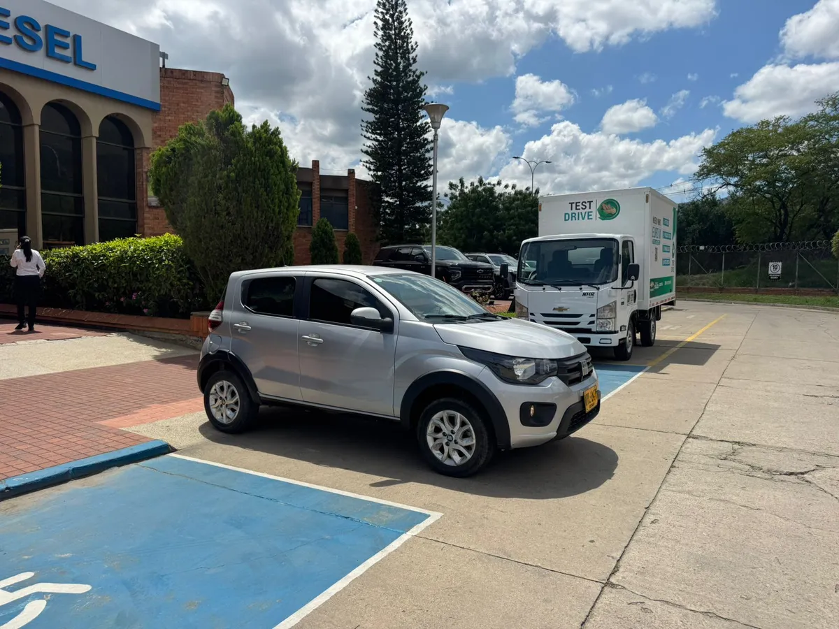 Fiat Mobi 2024 Plateado Girón