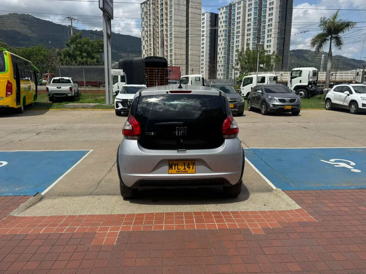 Fiat Mobi 2024 Plateado Girón