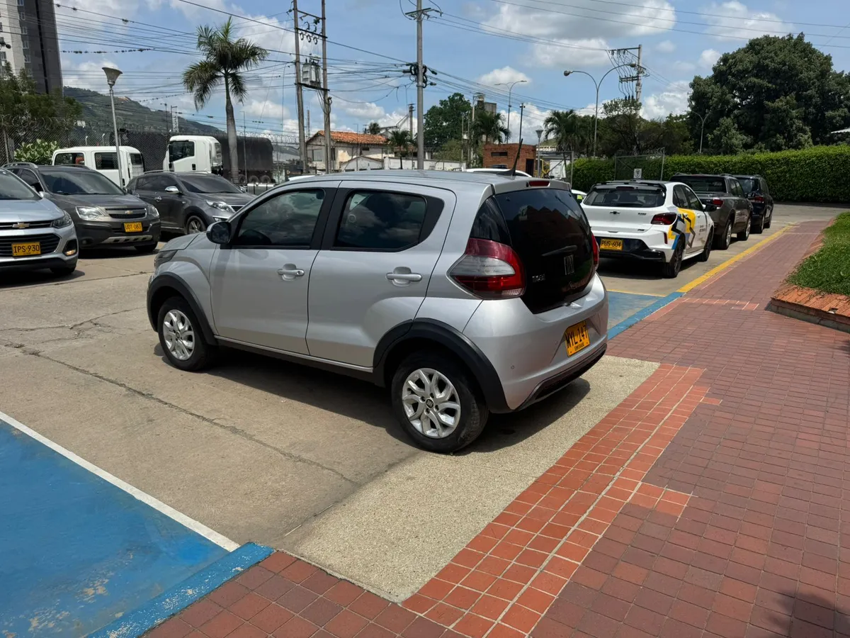 Fiat Mobi 2024 Plateado Girón