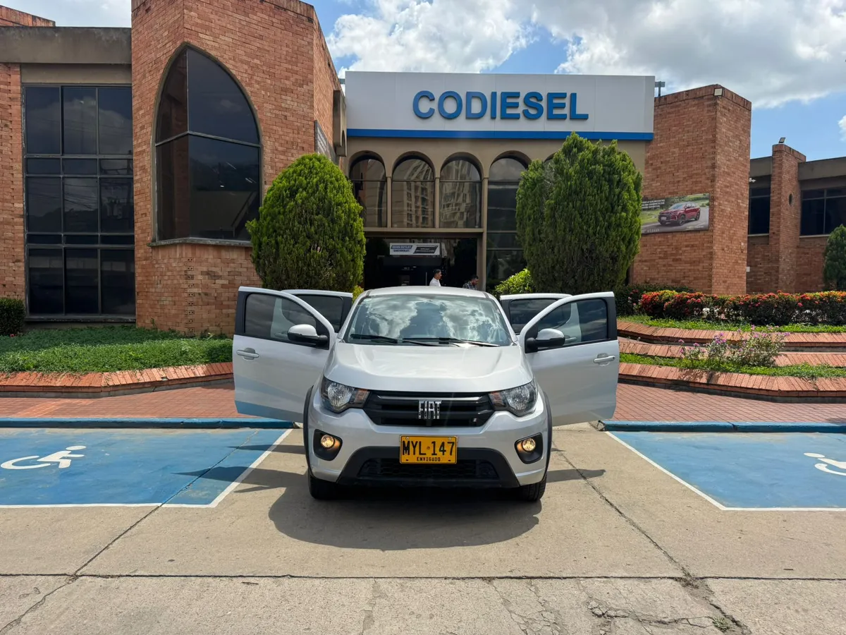 Fiat Mobi 2024 Plateado Girón