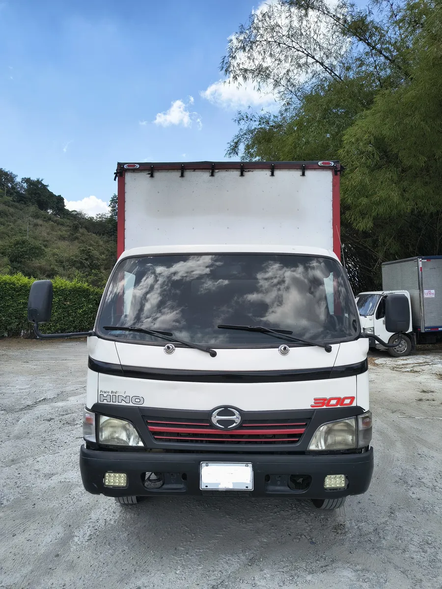 Hino 300 express 2012 Blanco Bucaramanga