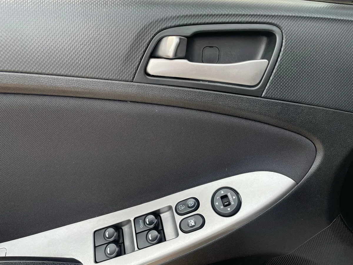 Hyundai Accent I25 Tp 1.6 2019 Marrón