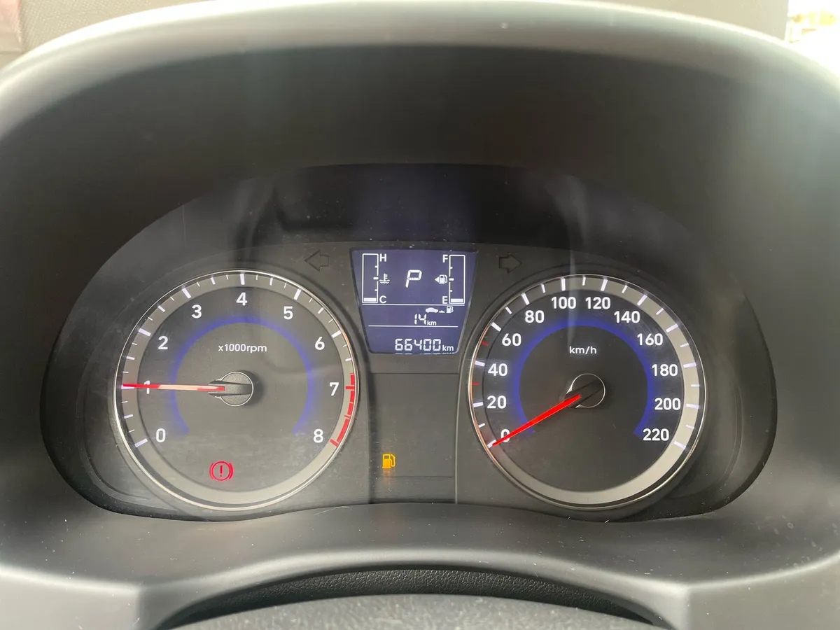 Hyundai Accent I25 Tp 1.6 2019 Marrón