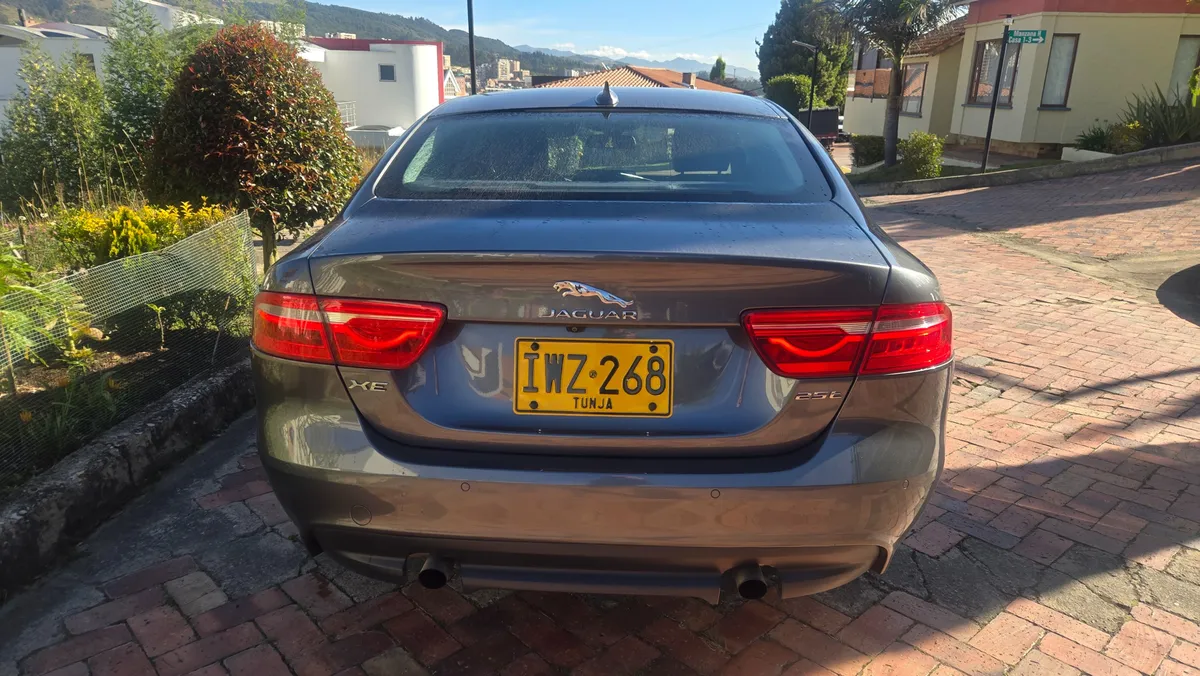 Jaguar XE 2016 Gris Tunja