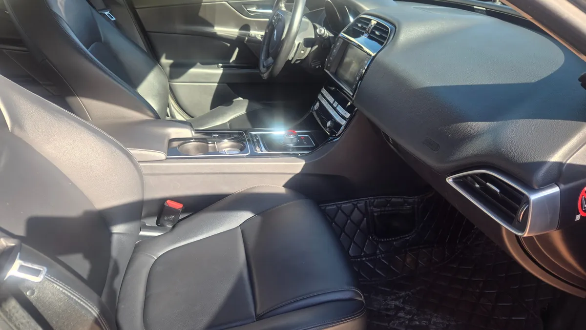 Jaguar XE 2016 Gris Tunja