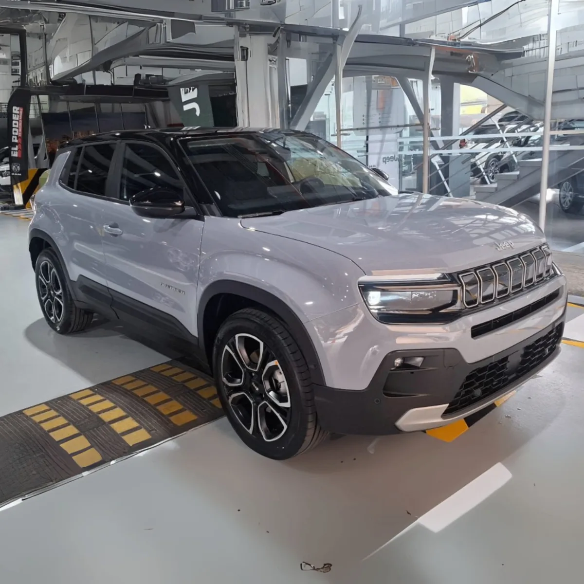 Jeep 2025 Gris Neiva