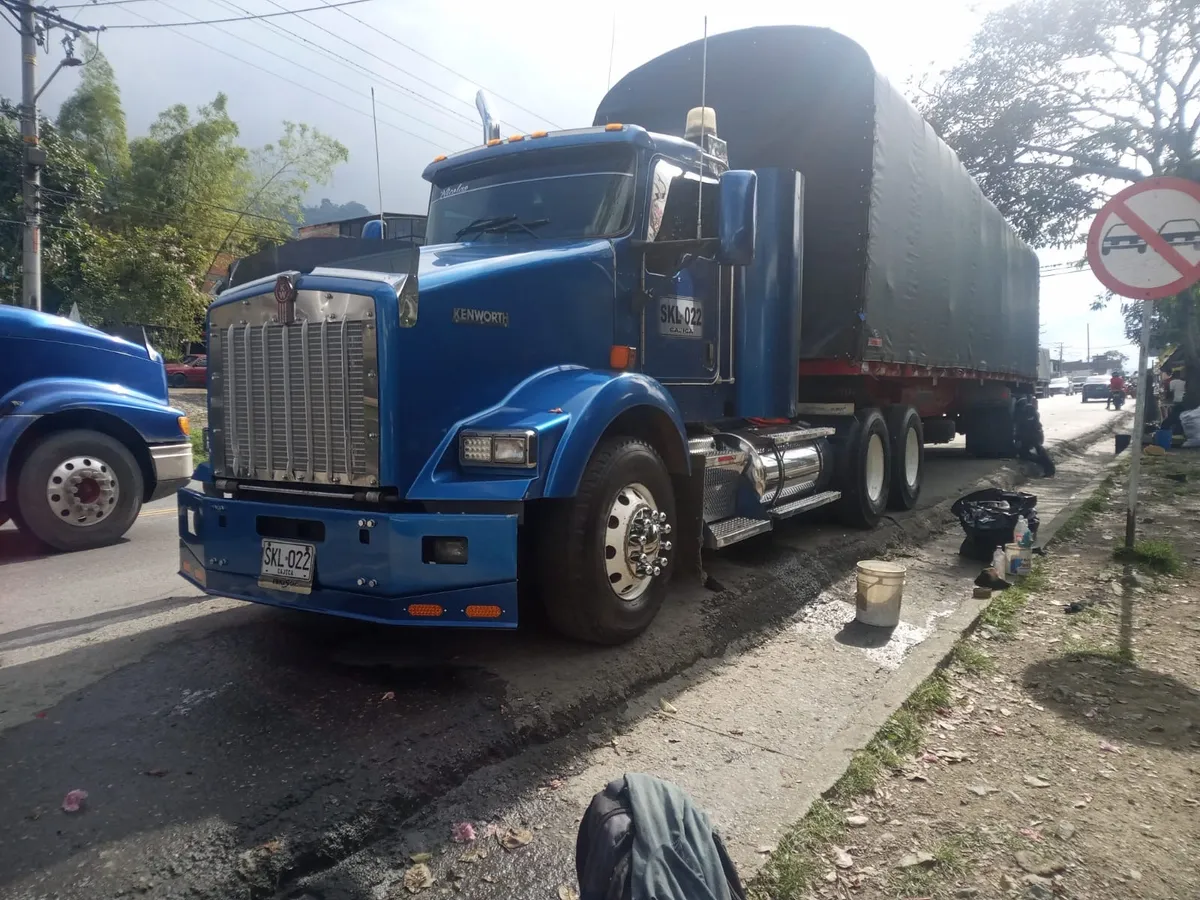 Kenworth T800 2004 Azul Tocancipá