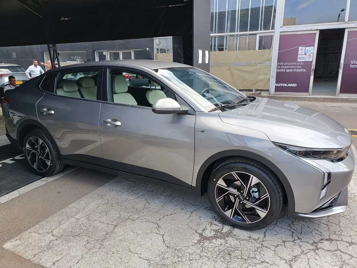 Kia K3 GT Line 2026 Gris Bogotá