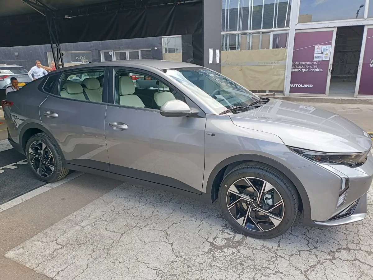 Kia K3 GT Line 2026 Gris Bogotá