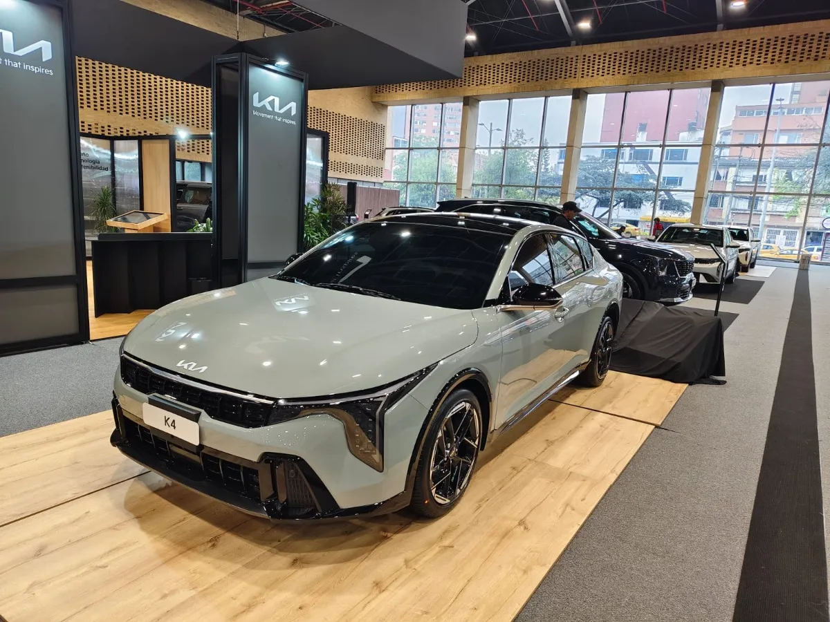 Kia K4 GT Line 2025 Gris Medellín