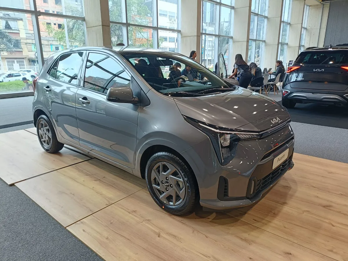 Kia Picanto Zenith 2026 Gris Bogotá