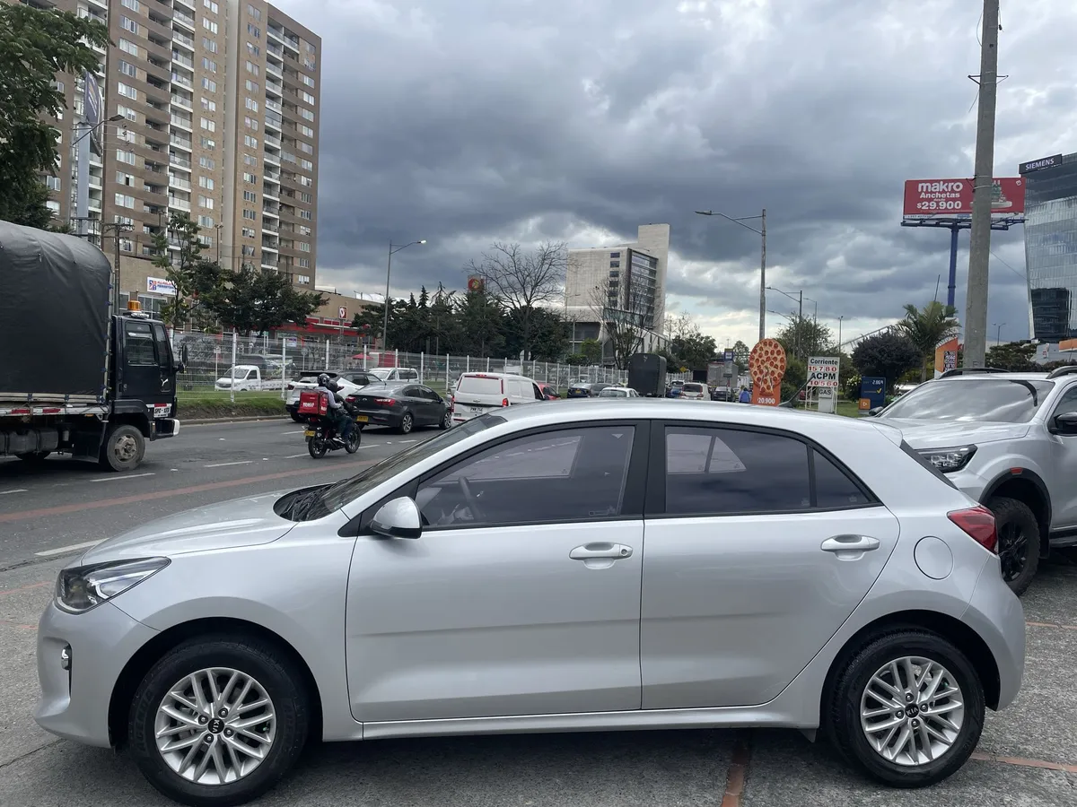 Kia Rio Emotion 2020 Plateado Bogotá