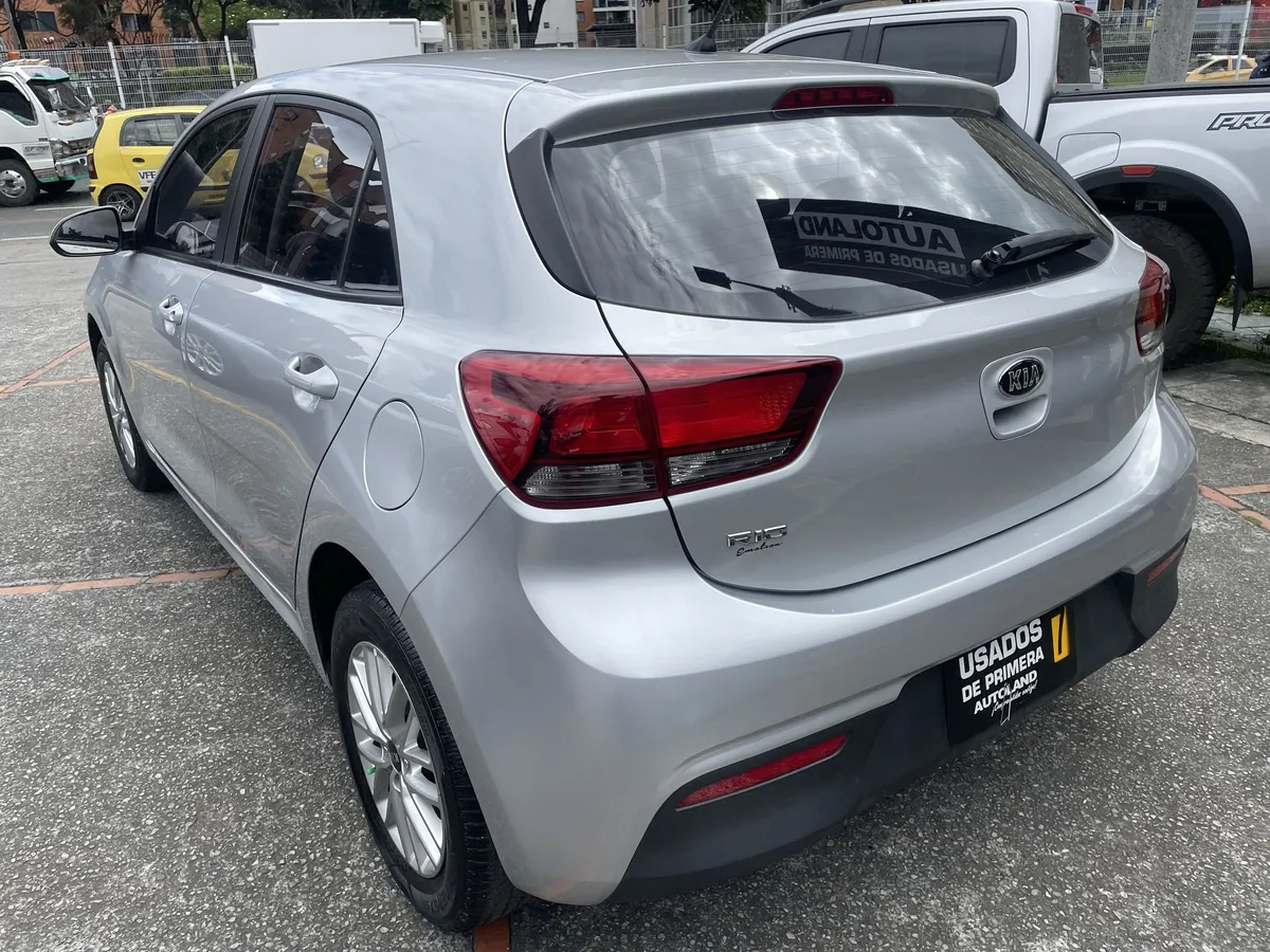 Kia Rio Emotion 2020 Plateado Bogotá