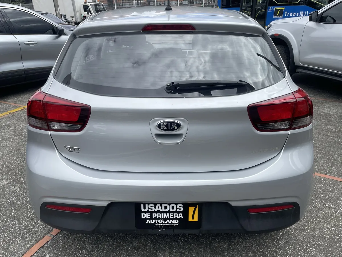 Kia Rio Emotion 2020 Plateado Bogotá