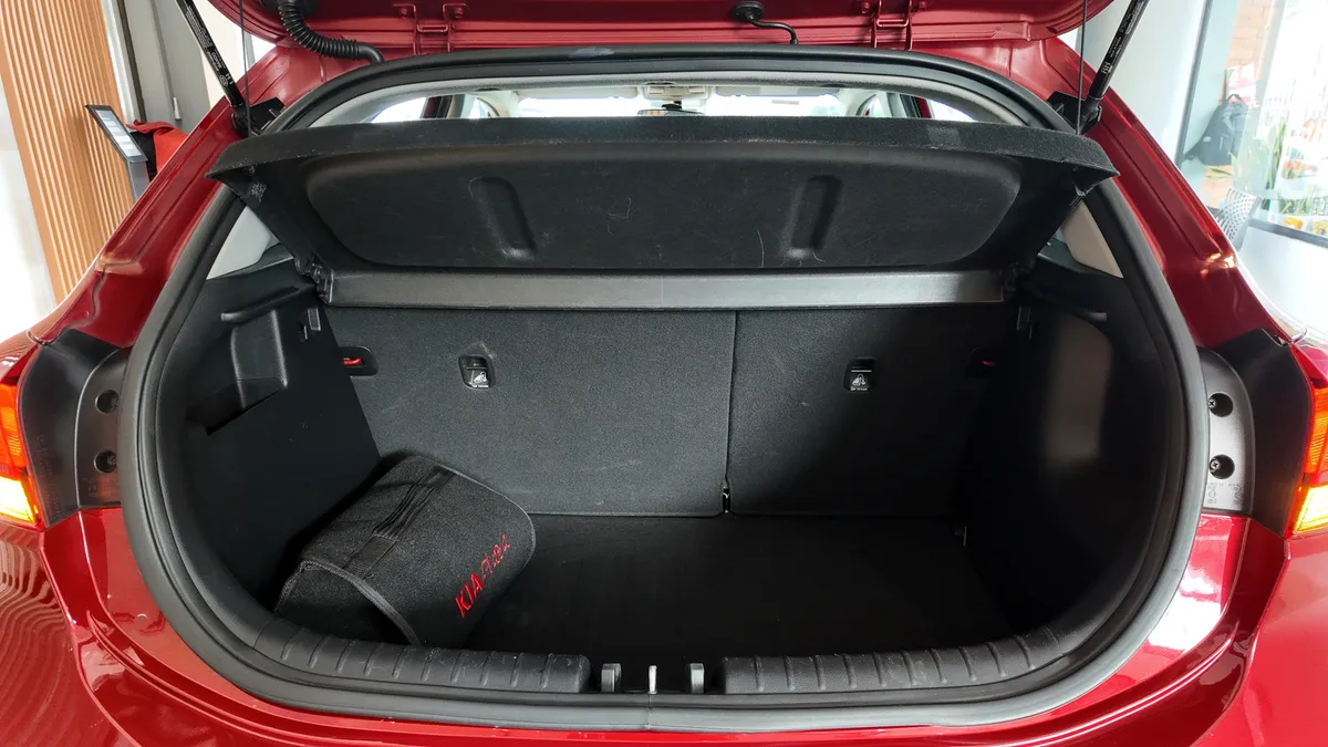 Kia Rio 1.4 Vibrant 2020 rojo11