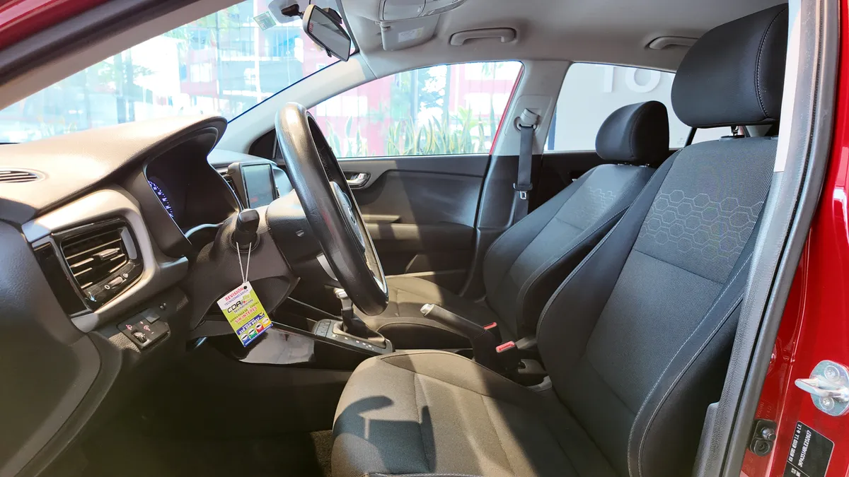Kia Rio 1.4 Vibrant 2020 rojo6