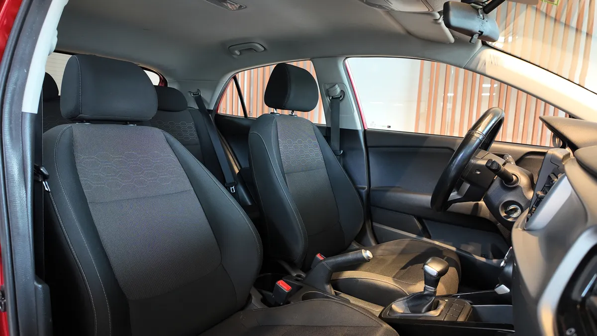 Kia Rio 1.4 Vibrant 2020 rojo7