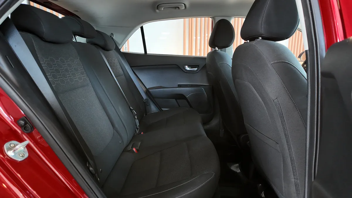 Kia Rio 1.4 Vibrant 2020 rojo8