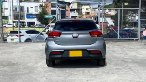 Kia Rio Vibrant 2023 Gris Pasto