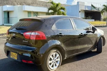 Kia Rio 1.5 año 2015 negro4