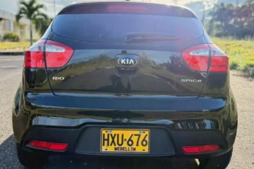 Kia Rio 1.5 año 2015 negro5