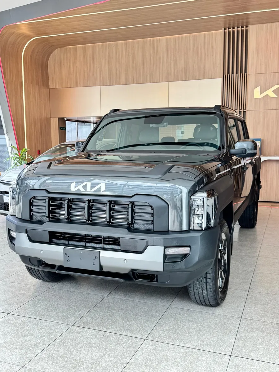 Kia Tasman 2026 Gris Bogotá
