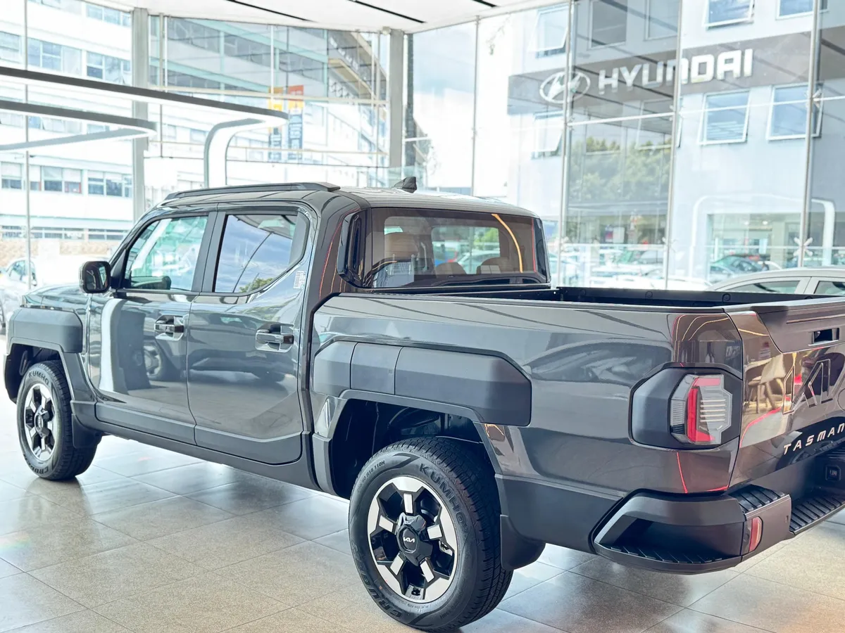 Kia Tasman 2026 Gris Bogotá