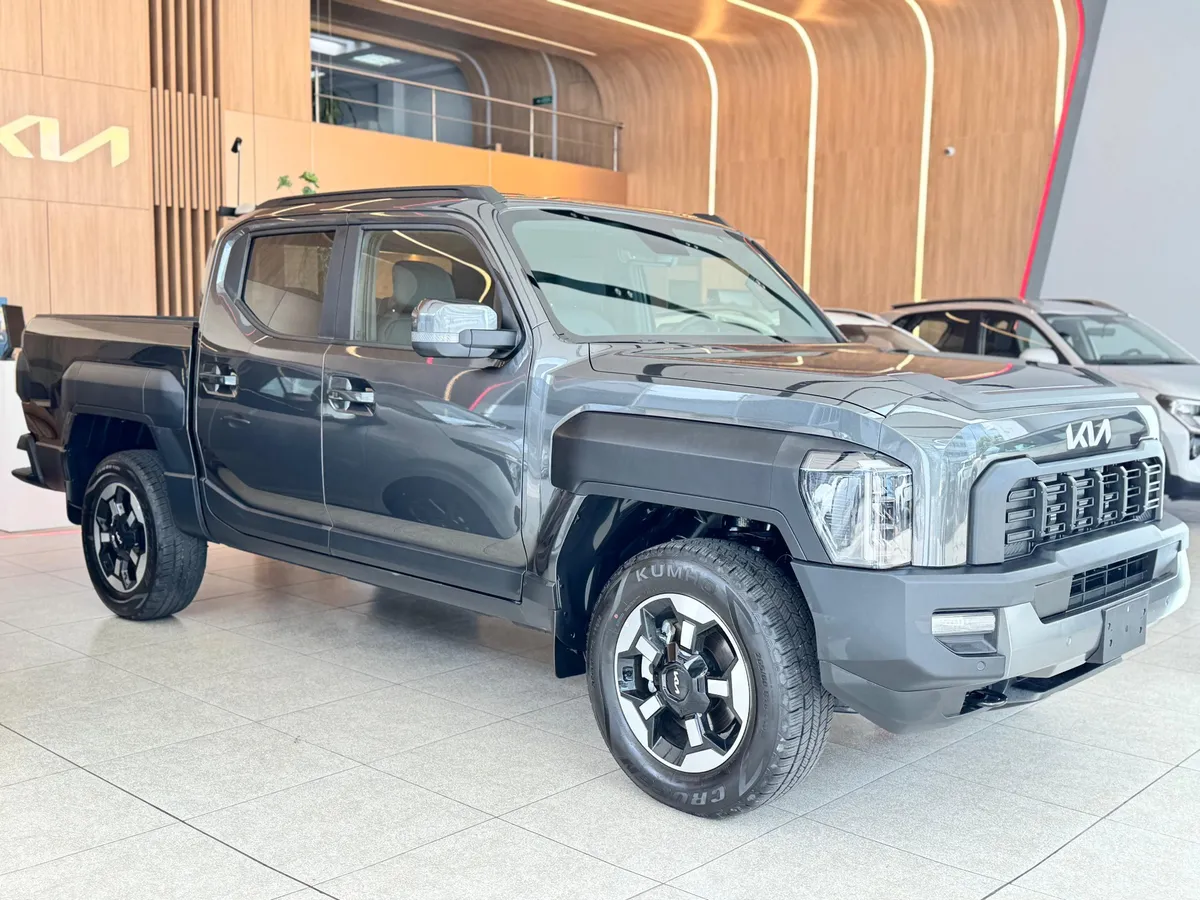 Kia Tasman 2026 Gris Bogotá
