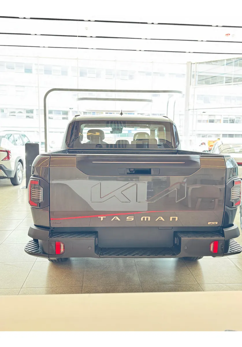 Kia Tasman 2026 Gris Bogotá