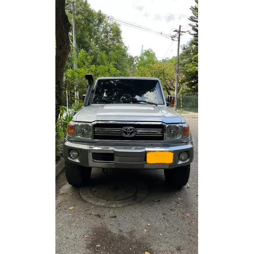 Toyota Land Cruiser 70 2014 Plateado Medellín