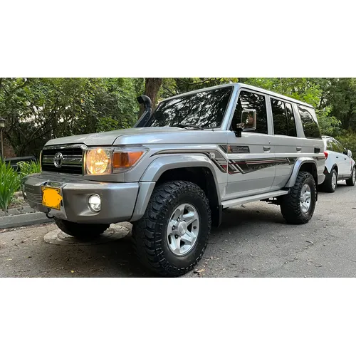 Toyota Land Cruiser 70 2014 Plateado Medellín