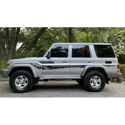 Toyota Land Cruiser 70 2014 Plateado Medellín