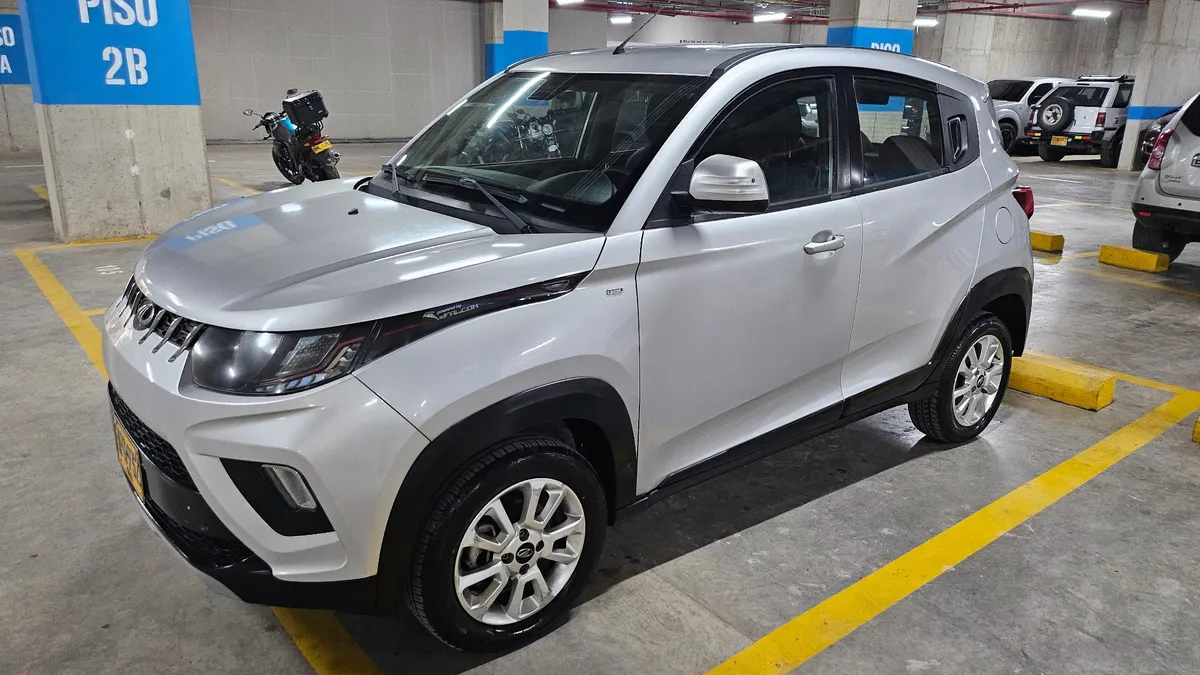 Mahindra KUV100 2019 Gris La Calera